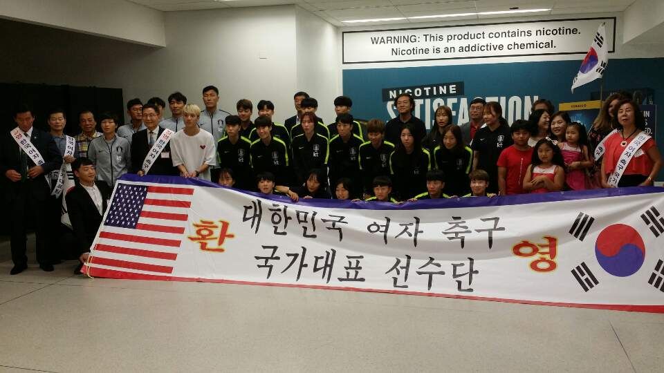 한국 여자축구 대표팀이 29일 오후 샬롯 공항을 통해 들어온 뒤 기념사진을 찍고 있다. [응원단 제공] 