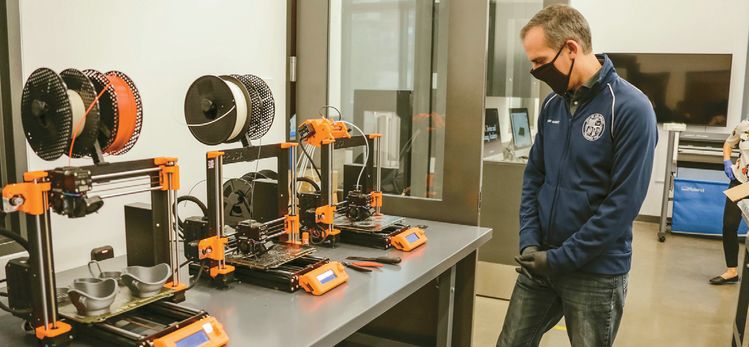 에릭 가세티 LA 시장이 5일 USC 한 연구실에서 3D 프린터를 이용해 N95 마스크와 같은 기능을 가진 마스크 제작 과정을 살펴보고 있다. [LA시장실]
