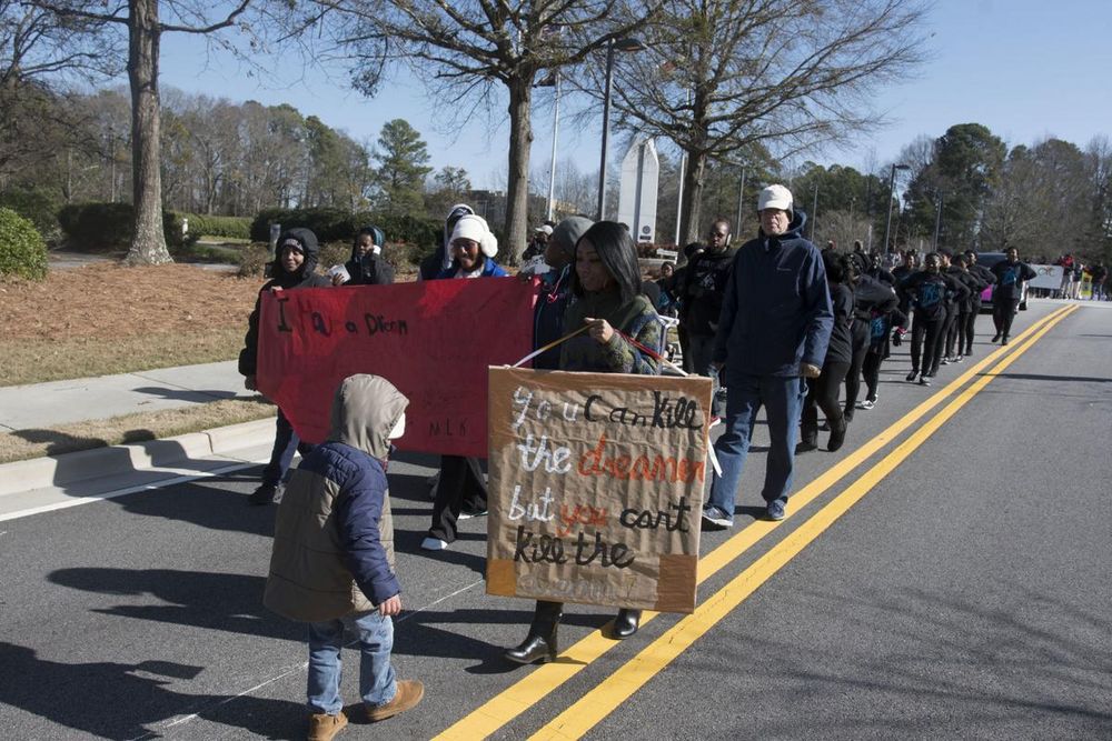 20일 로렌스빌에서 마틴 루터 킹 데이를 맞아 시민들이 행진에 참여하고 있다. 