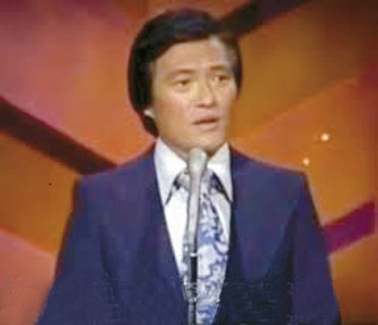자니 카슨의 투나잇 쇼에 출연한 젊은 날의 자니 윤이 스탠딩 코미디를 선보이고 있다.