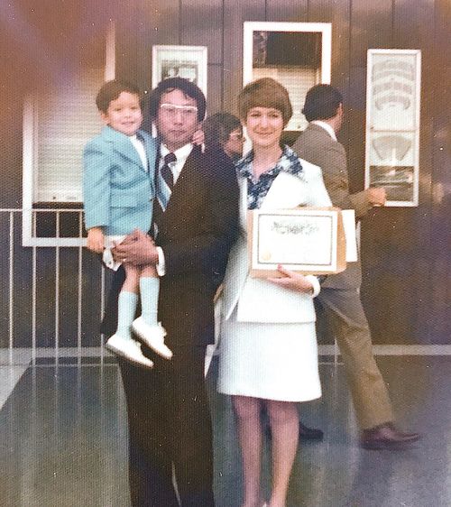 민병수 변호사가 변호사 선서식을 마친후 자격증을 들고 아내 캐롤 민, 아들 크리스토퍼 민과 함께 도로시 챈들러 파빌리온 빌딩 앞에서 기념촬영하고 있다. 사진제공=민병수 변호사