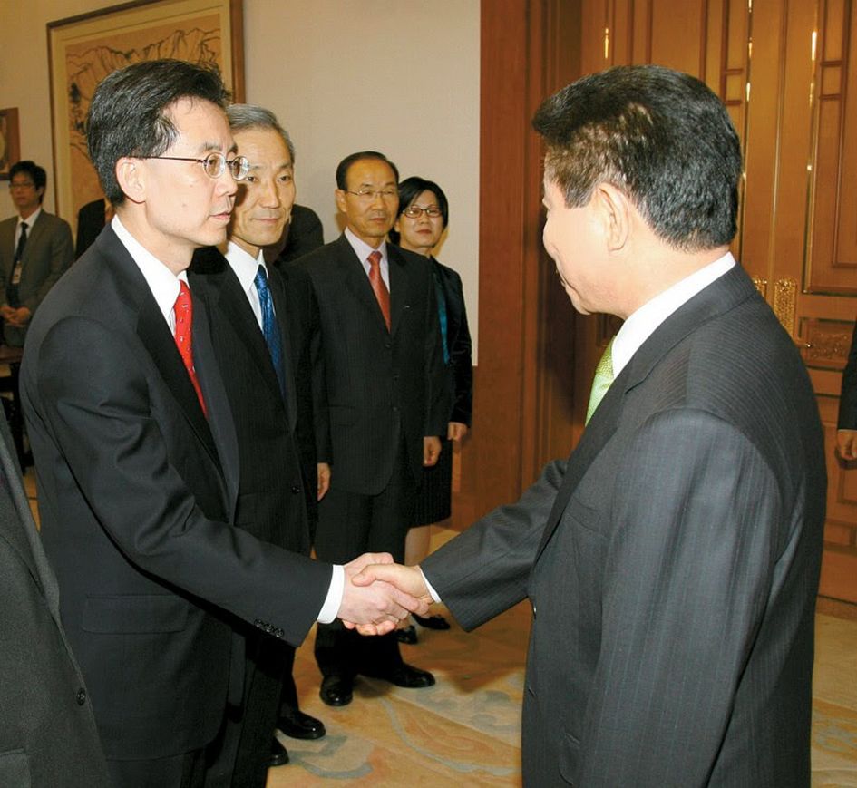 2007년 한미FTA 협상 담화문 발표 현장에서 김현종 통상교섭본부장에 악수를 건내는 노무현 대통령(오른쪽).  