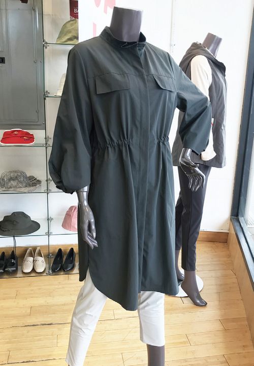 국보는 노던불러바드 158스트리트에 있는 여성패션 매장에서 올 가을을 위한 최신 한국의류를 대량 입하해 할인 판매하고 있다. [사진 국보]