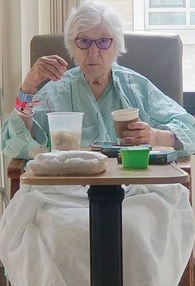 기적적으로 코로나19서 회복한 제네바 우드(90)가 양로원서 휴식을 취하고 있다. [딸 나이디 촬영 캡처]
