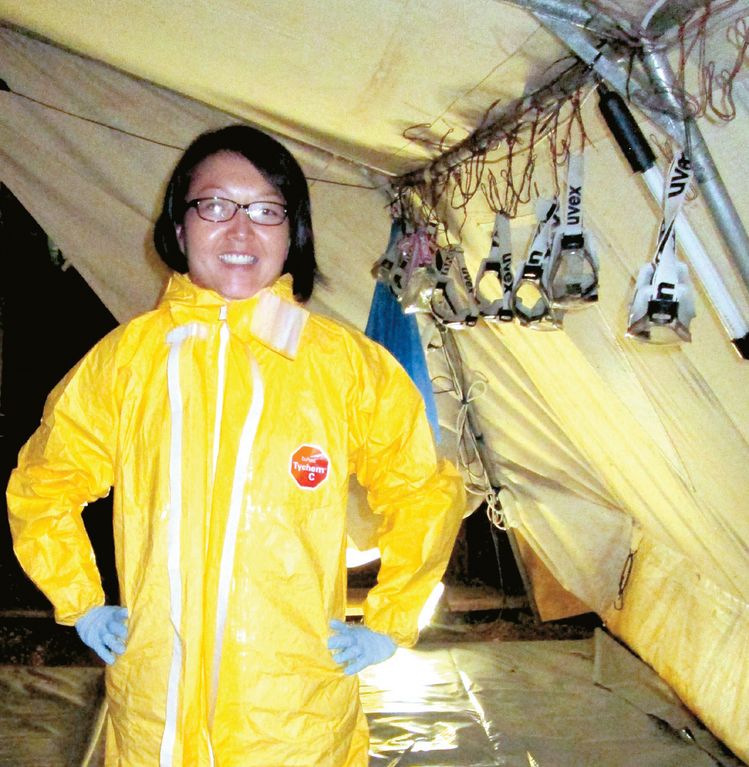 2014년 에볼라가 창궐한 서아프리카에 파견된 메리 최 박사가 개인보호장구를 착용한 채 웃고 있다.