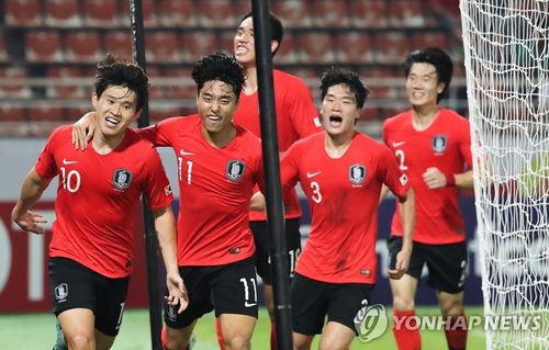 22일 태국에서 열린 2020 AFC U-23 챔피언십 호주와의 4강전서 후반 한국 이동경(왼쪽)이 추가골을 넣은 뒤 동료들과 기뻐하고 있다. [연합뉴스]
