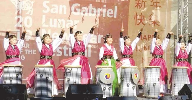 샌 게이브리얼 구정 축제에서 와이 난타를 공연하는 춤마니단 모습. 가운데가 유희자 원장.