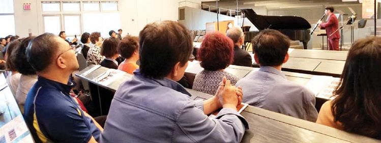 러브 미션 콘서트를 보기 위해 뉴욕장로교회를 찾은 교인들과 관람객들이 연주를 듣고 있다.