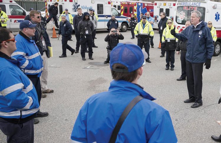 빌 드블라지오 뉴욕시장(오른쪽)이 2일 뉴욕시 코로나19 대응을 지원하는 퀸즈 베이사이드 포트토튼의 응급구조팀(EMT)을 방문해 대원들을 격려하고 있다. [사진 뉴욕시장실]