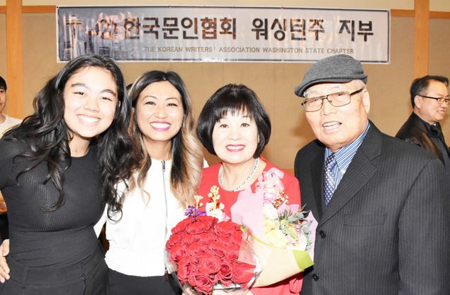 (왼쪽부터) 딸 박효성(Jane), 손녀 Yumi, 수필 가작 수상자 박은호, 부군 박승동 씨 가족의 '사랑의 온도'