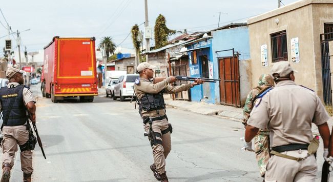 봉쇄령이 내려진 남아프리카 공화국 요하네스버그에서 거리를 순찰하는 군경이 3일 집으로 들어가라며 총을 쏘고 있다. [연합]