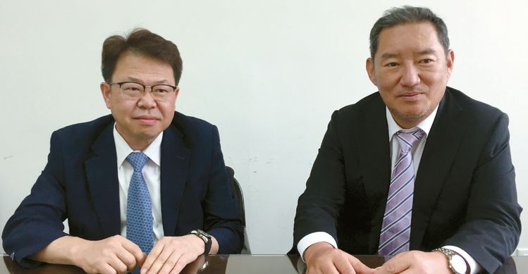 인천 나은병원의 하헌영 원장(오른쪽)과 신경외과 전문의 한영민 진료원장이 병원 및 건강검진에 대해 소개하고 있다.