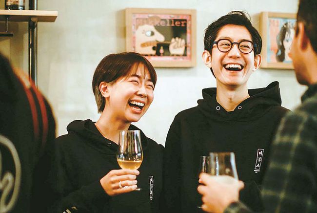맥주 업체 '부스 브루잉' 공동창업자 김희연(왼쪽)씨와 양성후(오른쪽)씨. 북가주 유레카 지역과 한국에서 양조장을 운영하고 있다. 아래는 부스 브루잉의 제품들. [페이스북]