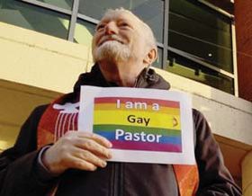 마크 톰슨 목사가 페이스북에 "나는 게이 목사다"라고 적혀 있는 플래카드를 들고 서 있다. [페이스북 캡쳐]