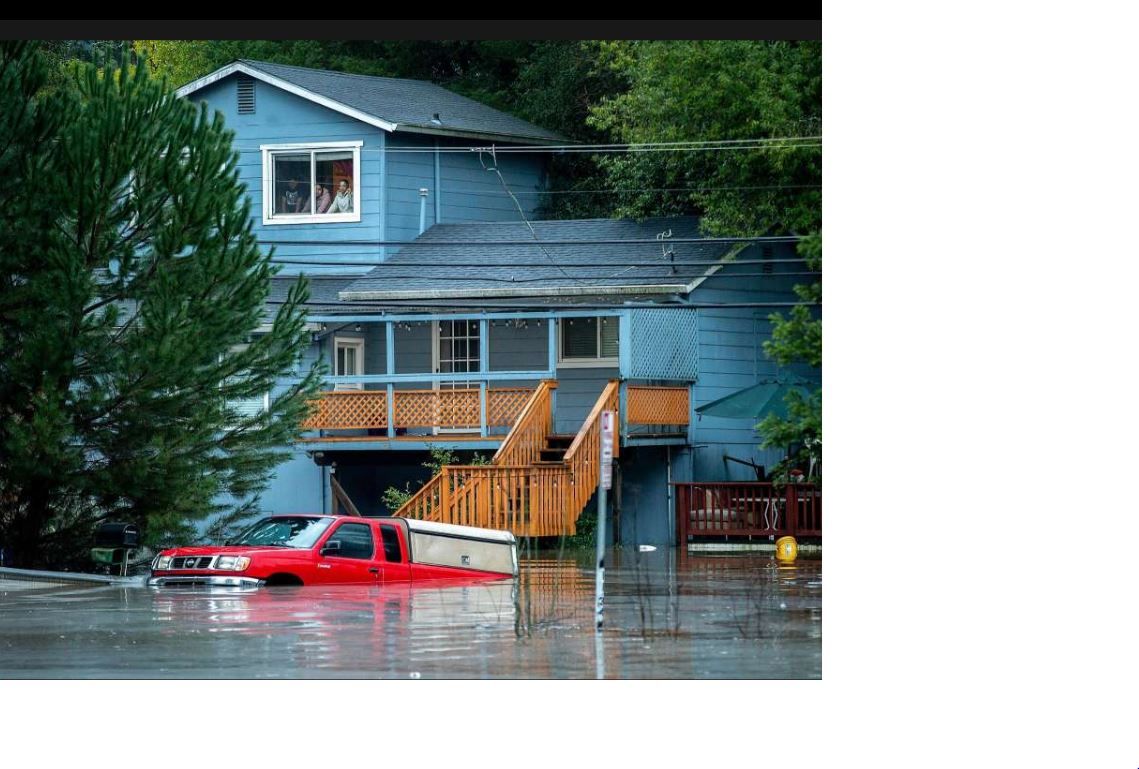 폭우로 물에 잠긴 소노마카운티 포레스트빌의 한 주택. 집안에 머물던  사람들이 창문너머로 물에 잠긴 차와 밖의 상황을 지켜보고 있다.