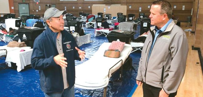 존 이 LA 12지구 시의원(왼쪽 모자 쓴 사람)이 코로나19 병상으로 개조된 그라나다 힐스 레크레이션 센터에서 시 관계자와 대책을 논의하고 있다.