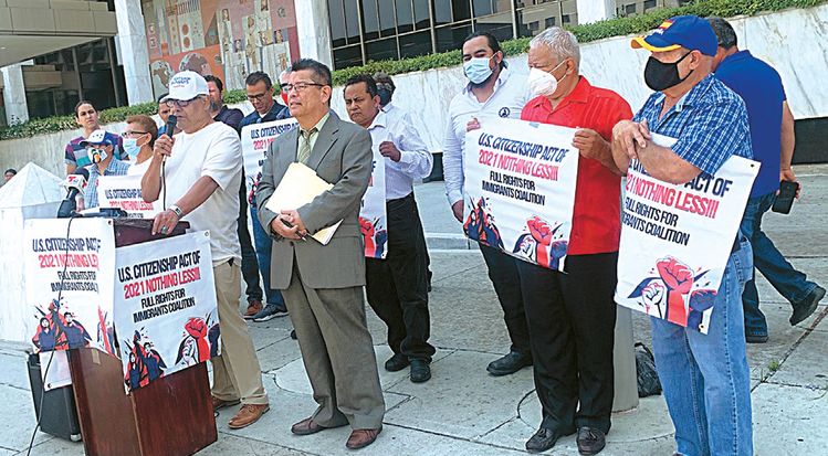 29일 라틴계 이민단체 회원들이 이민서비스국 LA지부 앞에서 기자회견을 열고 바이든 행정부의 포괄적인 이민개혁을 촉구했다. 김상진 기자