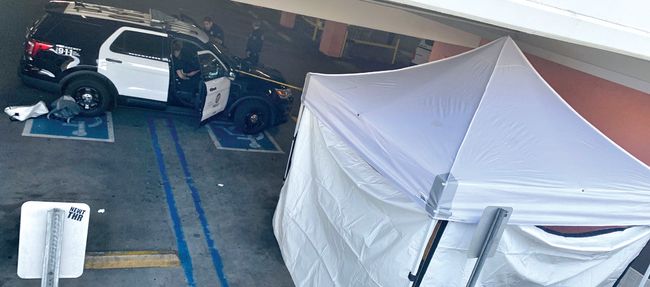 3일 오후 올림픽 갤러리아몰 1층 주차장에서 경찰이 텐트를 설치하고 70대 한인 사망 사건 경위를 조사하고 있다. 김상진 기자