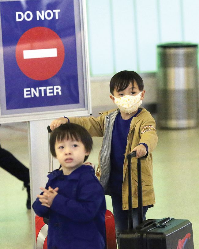 21일 중국 베이징발 비행편을 이용 LA 국제공항에 도착한 중국계 어린이가 마스크를 쓴 채 입국장으로 들어서고 있다. 김상진 기자