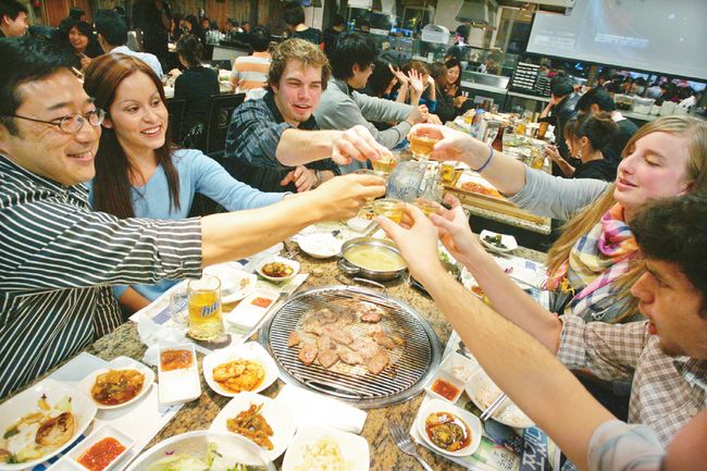 한인타운이 LA에서 술 마실 수 있는 업소가 가장 많은 지역으로 나타났다. 타운의 한 무제한 바비큐 식당에서 손님들이 한국 술을 곁들여 식사를 하고 있다. [중앙포토]