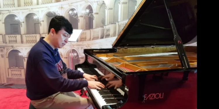 탈북 피아니스트 황상혁씨가 애너하임 컨벤션 센터에서 열린 국제악기박람회(NAMM)를 둘러보던 중 피아노에 앉아 연주를 하고 있다. 