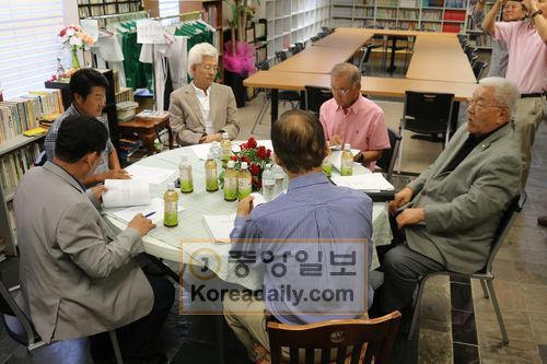 지난 19일 한인회관 처리 문제를 논의하기 위한 비공개회의에 참석한 송준희 전 회장(맨 오른쪽). 