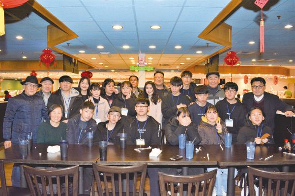 지난 11일 저녁 린우드 하버 뷔페에서 시애틀을 방문한 충북보은 중학생 15명과 인솔 책임자 3명은 워싱턴주 충청향우회(회장 김유종) 회원들의 뜨거운 환대를 받았다.  