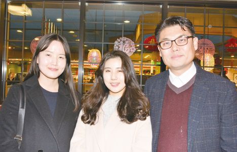 견학 인솔 책임자인 이은주 주무관과 김지현 주무관 그리고 조인형 팀장 (사진 왼쪽부터)