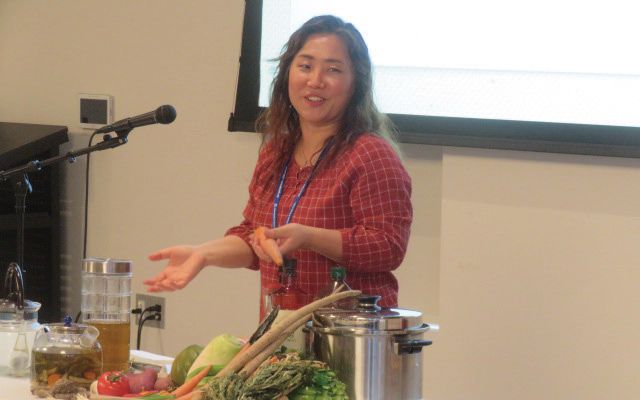국제연합 건강컨설터 이경열씨가 뿌리 채소 영양밥의 성분을 설명하고 있다.