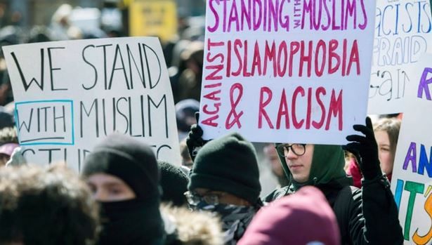 퀘벡주 주민들이 주정부가 이슬람계 여성들의 복장을 규제하는 법안을 제정하려는데 대해 반대 시위를 벌이고 있는 모습.