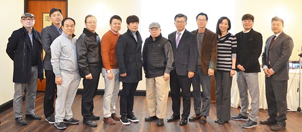 제 30대 달라스한인상공회가 지난 20일 임시총회 및 이사회를 열고 2019 년 한 해를 마무리하며, 김현겸 회장(오른쪽에서 다섯번째)과 임원·이사진이 함께 했다. 
