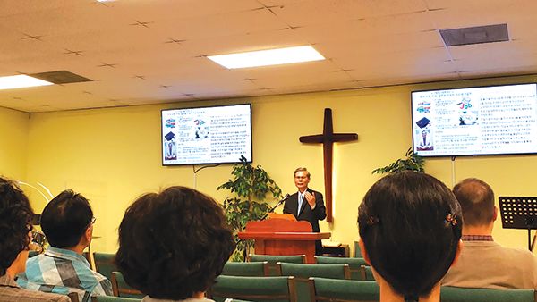 G2G선교회 대표 이훈구 장로가 맥알렌 세계선교교회에서 학부모를 대상으로 가정세미나를 인도하고 있다.