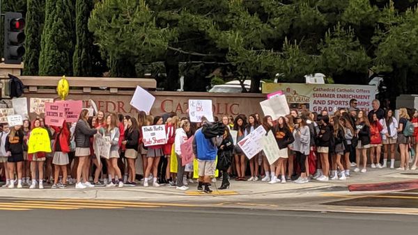 카멜 밸리의 커시드럴 가톨릭하이스쿨이 여학생들의 치마 착용을 금지하자 학생과 학부모는 물론 이를 반대하는 운동이 거세지고 있는 가운데 일부 학생과 학부모가 학교 앞에서 피켓 시위를 하고 있다. [NBC-SD TV 제공] 