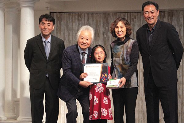 평화통일염원 그림그리기 대회에서 초등부 최우수상을 수상한 조앤 김 양(가운데)