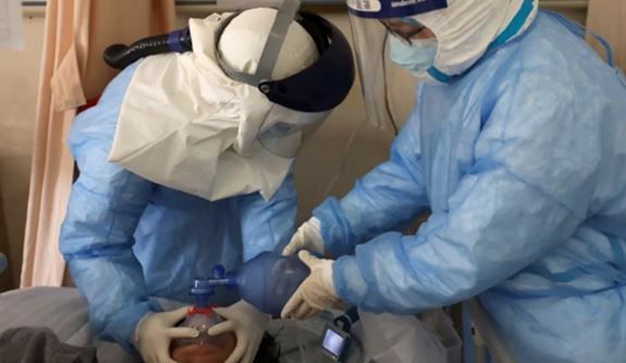 우한의 한 병원에서 의료진들이 코로나바이러스 감염환자를 치료하고 있다.