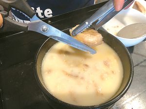 곰탕은 역시 진한 국물 맛이 최고다. LA 베벌리에 있는 설가 진주 곰탕에서 도가니 곰탕을 주문한 손님 앞에서 직접 도가니 덩어리를 잘라주고 있다.