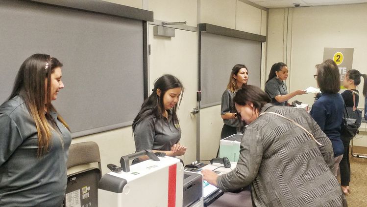 지난 7일 샌타애나의 OC선거관리국에서 모의투표가 진행되고 있다.