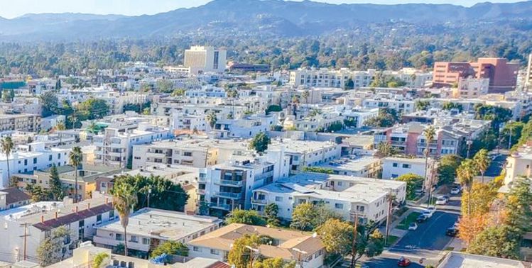 올해에 이어 내년에도 주택가격 상승세가 이어질 것으로 전망됐다. 산을 배경으로 한 LA 주택가 모습. [중앙포토]