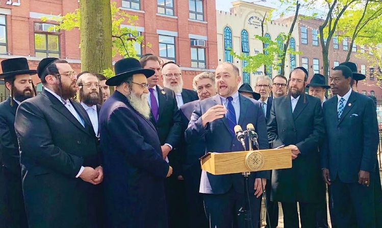 코리 존슨 뉴욕시의장(연단)이 20일 브루클린 보로파크에서 유대인 커뮤니티리더·시의원들과 기자회견을 열고 반유대인 혐오범죄의 심각성에 대해 발언하고 있다. [도이치 하임 시의원 트위터 캡처]