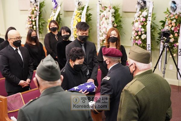 20일 리 장례식장에서 이춘봉 회장의 장례식이 열리고 있다. 