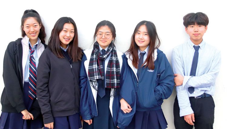 지난 11월 실시된 SAT 한국어 시험에서 만점을 받은 새언약학교 학생들. 왼쪽부터 애쉴리 이, 성채린, 재이딘 김, 제니 김, 데일 이 군.