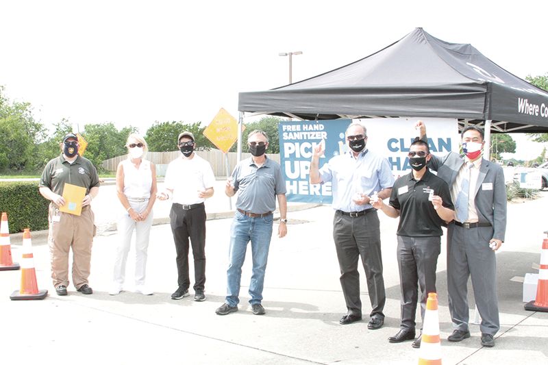 캐롤톤 시 케빈 팔코너 시장(왼쪽에서 세번째), 성영준 시의원(오른쪽 끝) 및 각 지구 시의원들과 소방국, 공공안전국 관계자들이 손세정액을 배포하고 있다. 