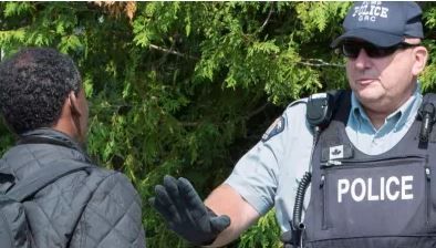 캐나다-미국 국경에서 연방경찰이 불법입국자를 제지하고 있다.