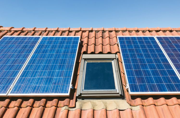 내년부터 가주에서 단독주택과 3층 이하 다가구주택은 태양광 설비를 설치해야 한다. 이로 인해 당장 집값이 올라 주택 구매에 부담을 줄 수 있다는 우려도 나온다.