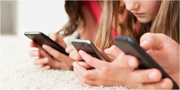온타리오주 보수당정부는 오는 9월 새 학기부터 초중고교내 스마트폰 사용을 금지한다.