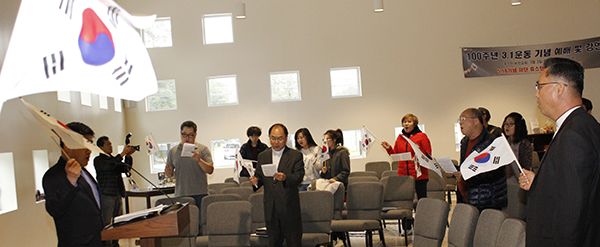 3.1운동 100주년 기념주일 예배에서 참석자들이 3.1절 노래를 제창하고 있다.
