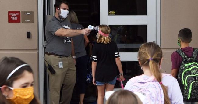 SDUSD교육위원회가 학생들과 교직원들의 코로나19 백신 접종을 의무화했다. 사진은 대면 수업을 받기 위해 등교하는 학생들이 교실로 들어가기 전에 체온 검사를 받고 있는 모습.