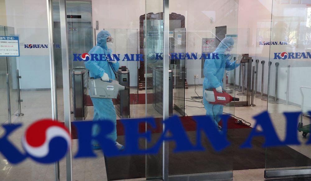 25일 영정도에 있는 대한항공 인천 운영센터에서 코로나19 감염 예방을 위한 방역작업이 진행되고 있다. AP 