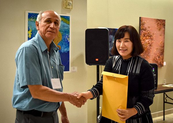 Round Rock Arts ‘FALL ART SHOW’ 공모전에서 현재 KD 센터에서 미술 강사로 활동 중인 박혜근 화백이 1등(2D)을 수상했다.