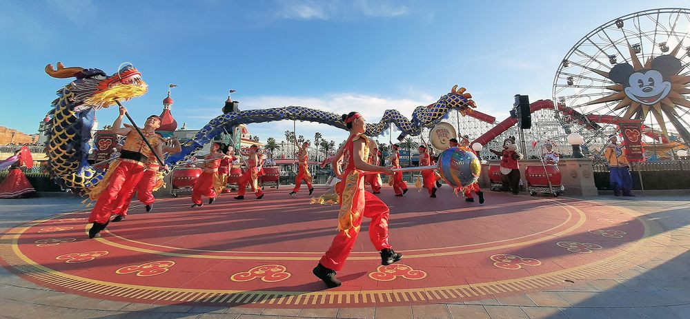 디즈니 설 축제의 메인 이벤트인 ‘뮬란의 설 퍼레이드’에서 선보인 박진감 넘치는 드래곤댄스. Photo=NAKI PARK